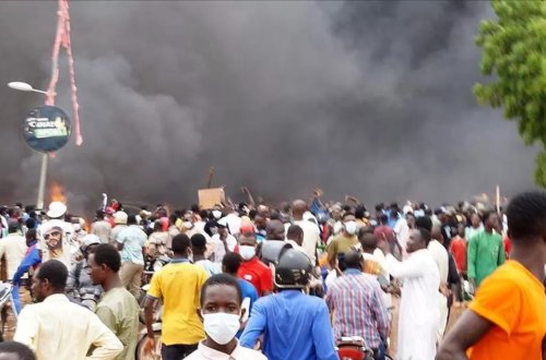 İngiltərə Nigerdəki səfirliyinin işçilərini azaltmaq qərarına gəlib