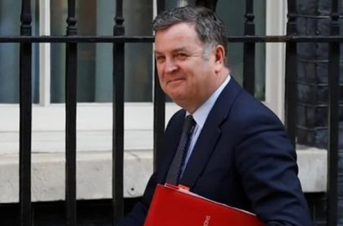 Britaniyalı nazirdən qocalara məsləhət: “Kuryer işləyin”