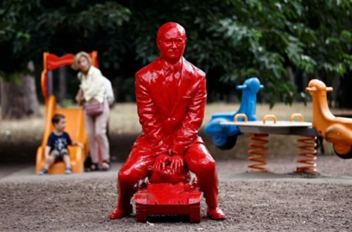 Romada uşaq parkına Putinin heykəli qoyuldu - Fotolar