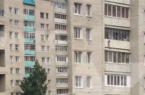 Üç yaşlı uşaq yeddinci mərtəbədən asılı vəziyyətdə qaldı - ANBAAN VİDEO