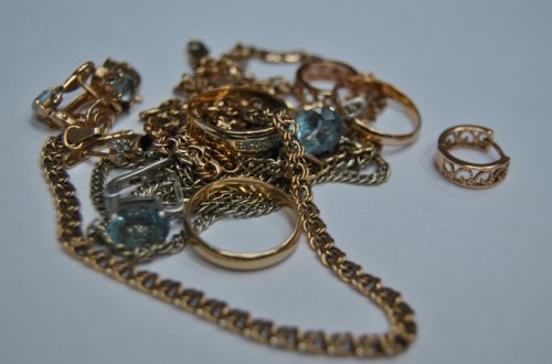 Bakıda mənzildən 34 300 manatlıq qızıl-zinət əşyaları oğurlanıb