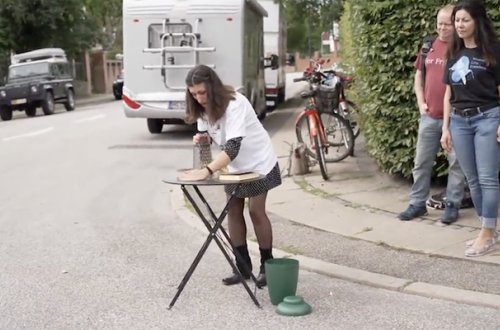 İranlı qadın Danimarkada “Quran”ı cırdı