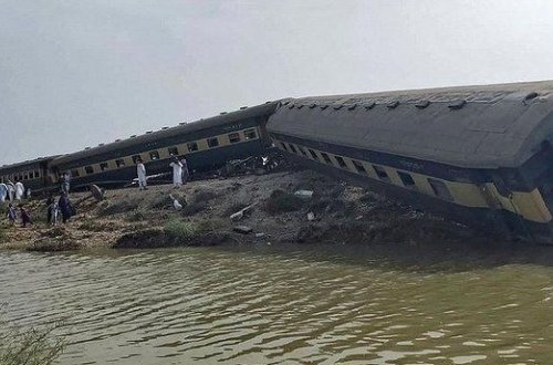 Pakistanda qatarın relsdən çıxması nəticəsində 30 nəfər ölüb