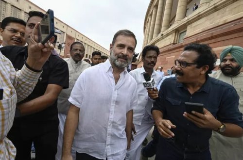 Hindistanın müxalifət partiyasının lideri Qandi parlamentə qayıdır