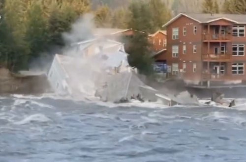 Alyaskanın mərkəzində güclü sel evləri aparıb - VİDEO