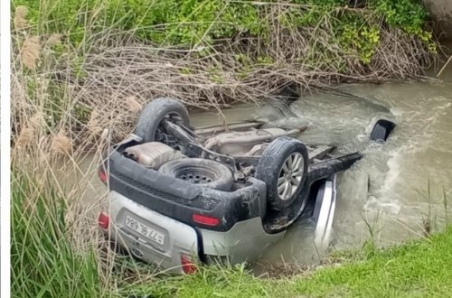 В Сабирабаде автомобиль опрокинулся в водоканал