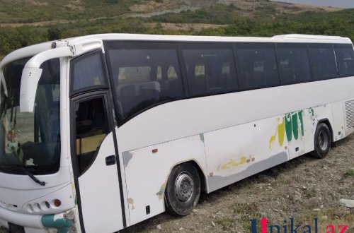 Şamaxıda turistləri aparan avtobus qəzaya uğradı: Xəsarət alanlar var
