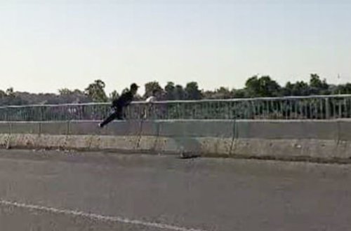 Özünü körpüdən atmaq istəyən qadın son anda xilas edildi - VİDEO