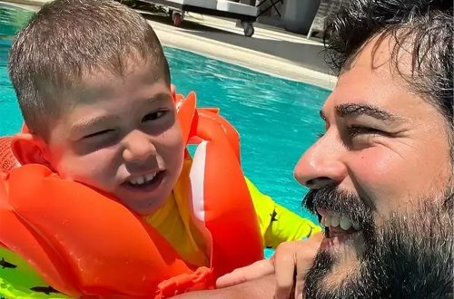 Burak Özçivit oğlu ilə hovuzda - FOTO