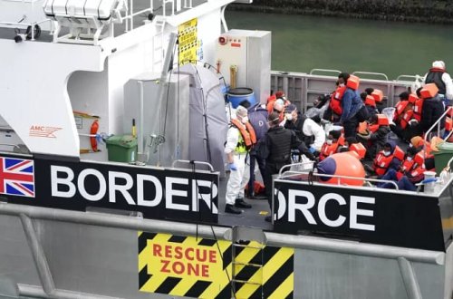 İngiltərə və Türkiyə miqrasiya ilə mübarizə üçün saziş imzalayıb