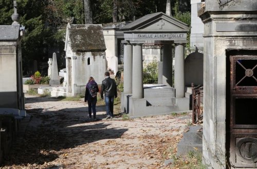 Fransada oğrular 220 qəbri qarət ediblər