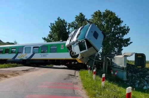 Sərnişin qatarı yük maşını ilə toqquşub