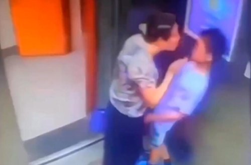 Yaşlı qadından liftdə rüsvayçı hərəkət - Nəvəsi yaşda oğlanı... - VİDEO