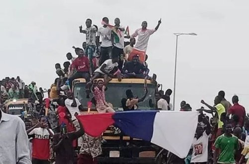 Xunta tərəfdarları Nigerdə Fransa və ECOWAS-a etiraz edirlər