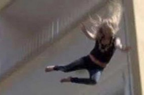 Ukraynalı qadın Bakıda özünü binadan atdı