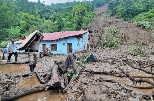 Hindistanın şimalında daşqınlar və torpaq sürüşmələri nəticəsində 50-dən çox adam ölüb