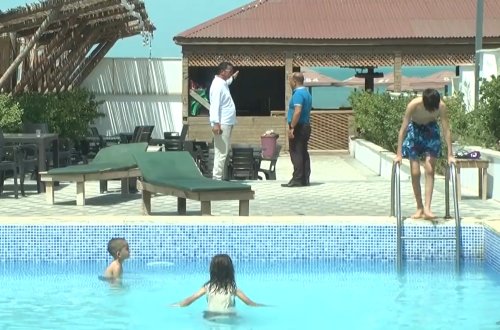 Hovuza tullanaraq ölən kişi sərxoş olub - VİDEO