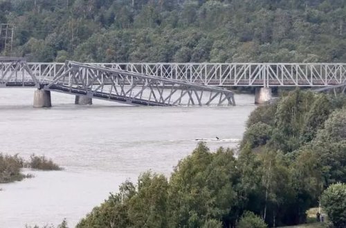 Norveçdə güclü yağışlar nəticəsində dəmir yolu körpüsü uçub