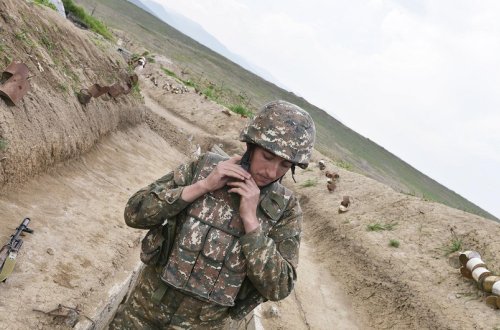 Döyüş mövqeyini özbaşına tərk edən erməni hərbçi axtarışa verilib
