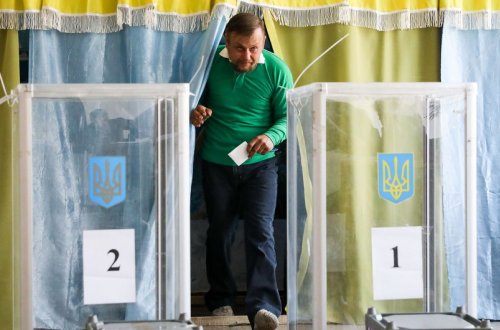 Ukraynada oktyabrda keçirilməli olan parlament seçkiləri təxirə salınıb