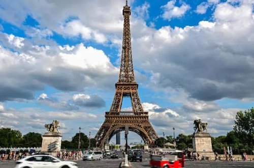 2 turist gecə Eyfeldə yatıb