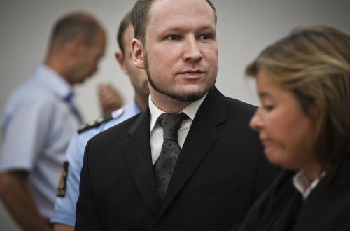 Terrorçu Breyvik hüquqlarını pozduğuna görə Norveçi məhkəməyə verir