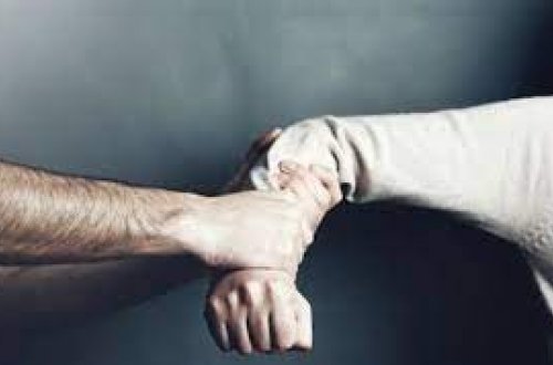 Qaz idarəsinin əməkdaşı qadını qaçırmaq istədi, ayaqqabısını qoyaraq qaçdı