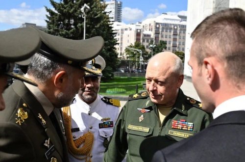 İranın Quru Qoşunları komandanı Rusiyaya gedib