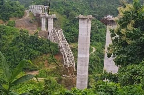 Tikintisi davam edən dəmir yolu körpüsü uçub: 17 ÖLÜ