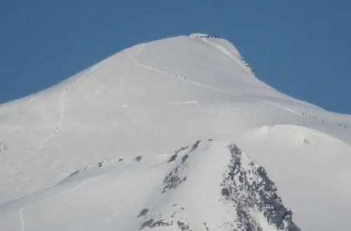 Əriyən buzlaq nəticəsində 22 il əvvəl ölən şəxsin cəsədi tapılıb