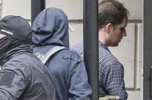 Rusiya amerikalı jurnalistin həbs müddətini uzadıb