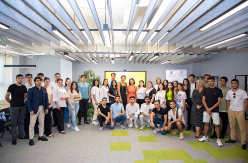 Yelo Bank-da aktiv gənclərlə görüş keçirildi