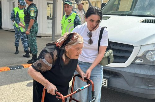 100 yaşlı erməni əsilli şəxs “Laçın” sərhəd-buraxılış məntəqəsindən maneəsiz keçib - FOTO