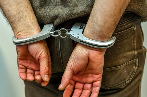 Kababçı qardaşı arvadını evdə başqa şəxslə tutdu, şişlədi - CƏZA