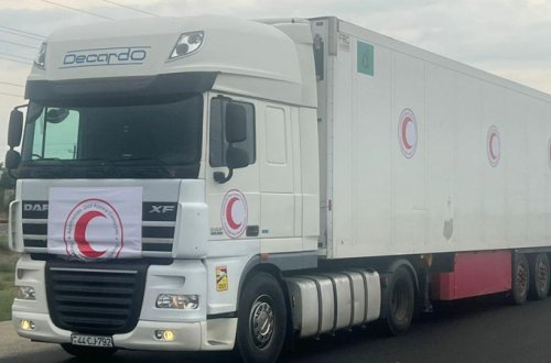 Выехавшая из Баку колонна с 40 т гумпомощи для армянских жителей Карабаха ожидает на дороге Агдам-Ханкенди