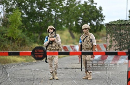 Rusiya sülhməramlıları Ağdam-Xankəndi yolunun üzərinə tikanlı məftillər qoyublar