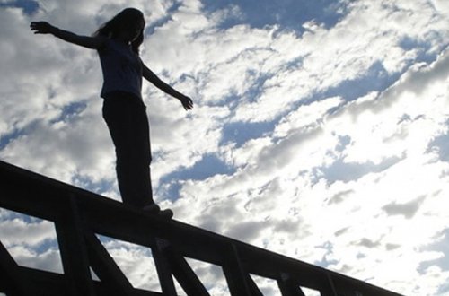 19 yaşlı qız özünü körpüdən atdı