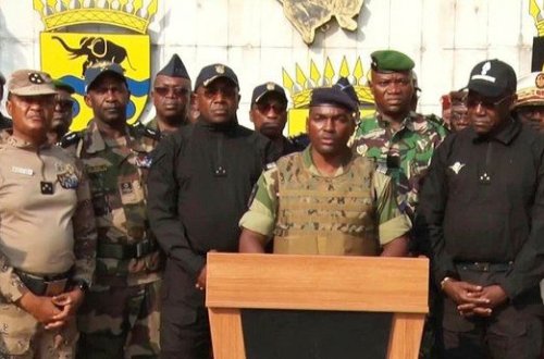 Britaniya Qabondakı çevrilişi qınayıb