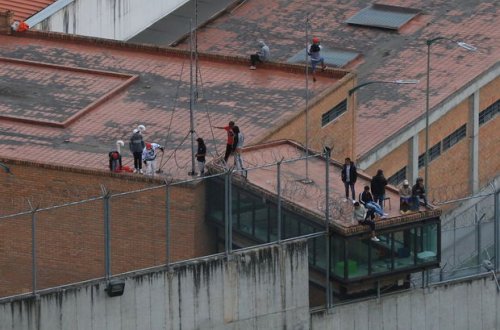 Ekvadorda altı həbsxanada qiyam: 50-dən çox mühafizəçi və polis girov götürülüb - FOTO/VİDEO