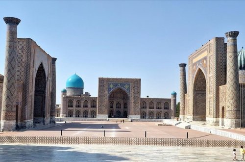 Özbəkistan müstəqilliyinin 32-ci ildönümünü qeyd edir