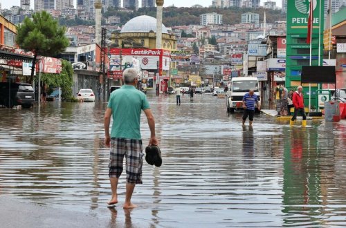 Türkiyədə daşqın nəticəsində azı 3 nəfər ölüb