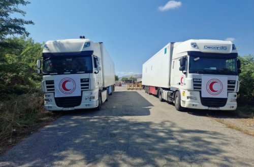 Грузовики с продовольствием для армянских жителей Карабаха 7-й день ожидают на дороге Агдам-Ханкенди