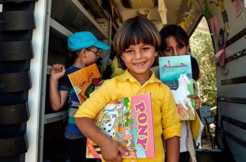 İşğalçı İsrail qüvvələri fələstinli tələbələrin kitablarını müsadirə edib