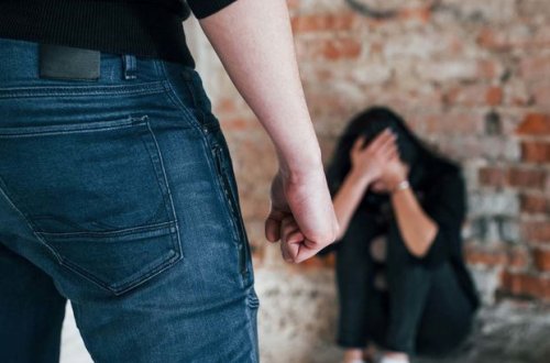 Bayram tonqalını söndürən qadını döyən şəxslə bağlı QƏRAR