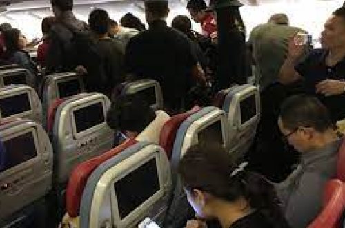 Təyyarə təcili eniş etdi - İnanılmaz SƏBƏB