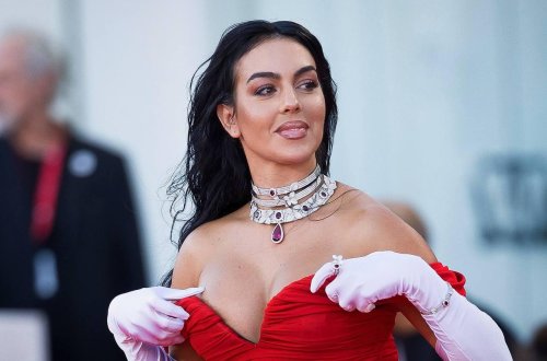 Corcinanın dekolteli libası başına bəla oldu - FOTO