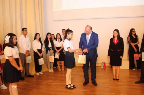 İcra başçısı 600 bal toplayanlara 6 manatlıq saat hədiyyə etdi - FOTO