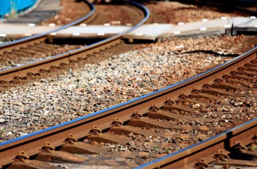 Dəmir yolunu keçmək istəyən traktoru qatar vurub