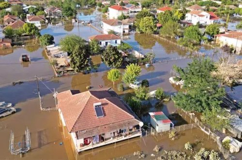 Yunanıstanda hərbi bazanı daşqın basıb