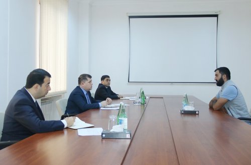 Elm, təhsil və insan resursları şöbəsinin müdiri İlham Süleymanov Goranboyda vətəndaşları qəbul edib